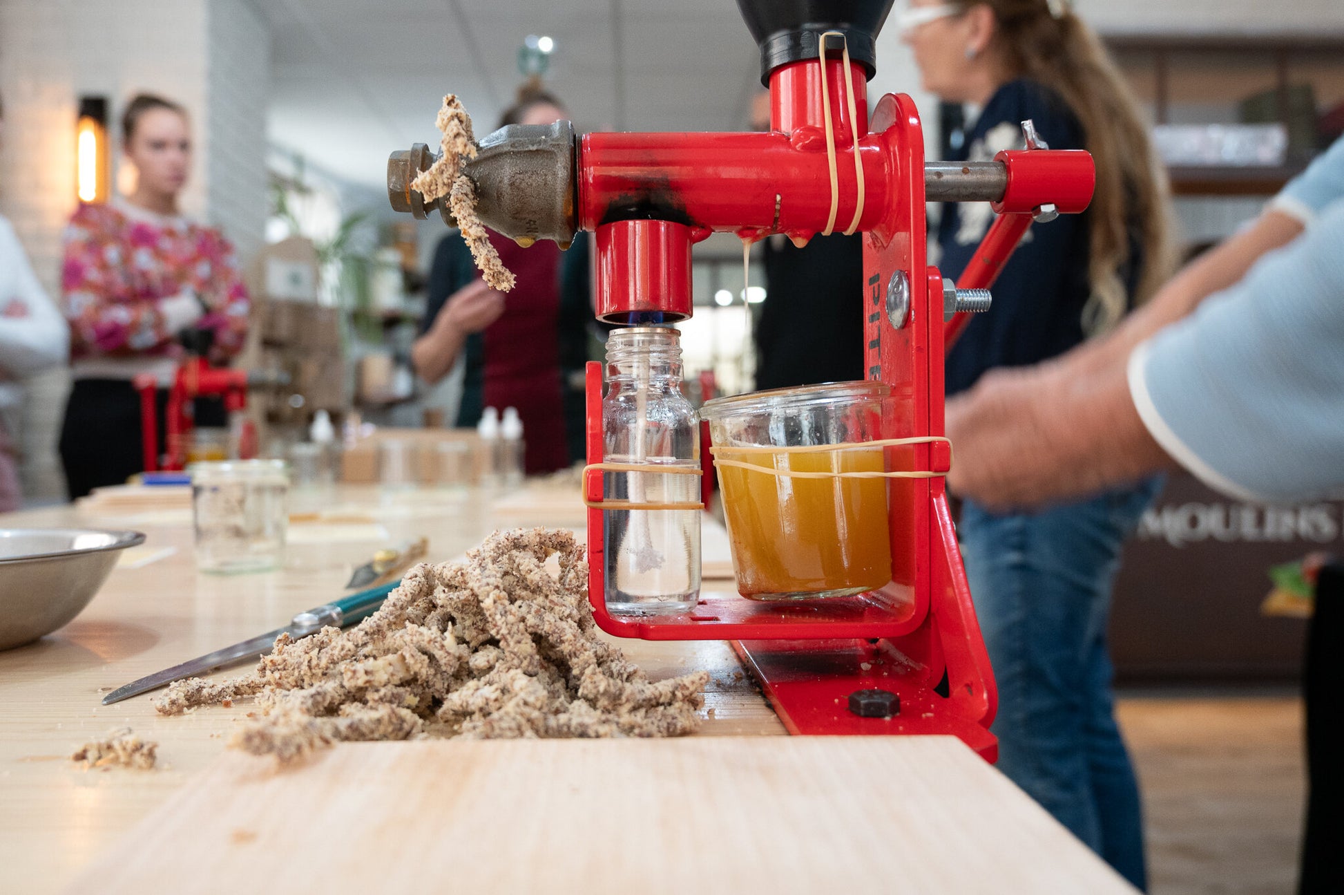 Atelier pressage d'huile d'amande pour les enfants