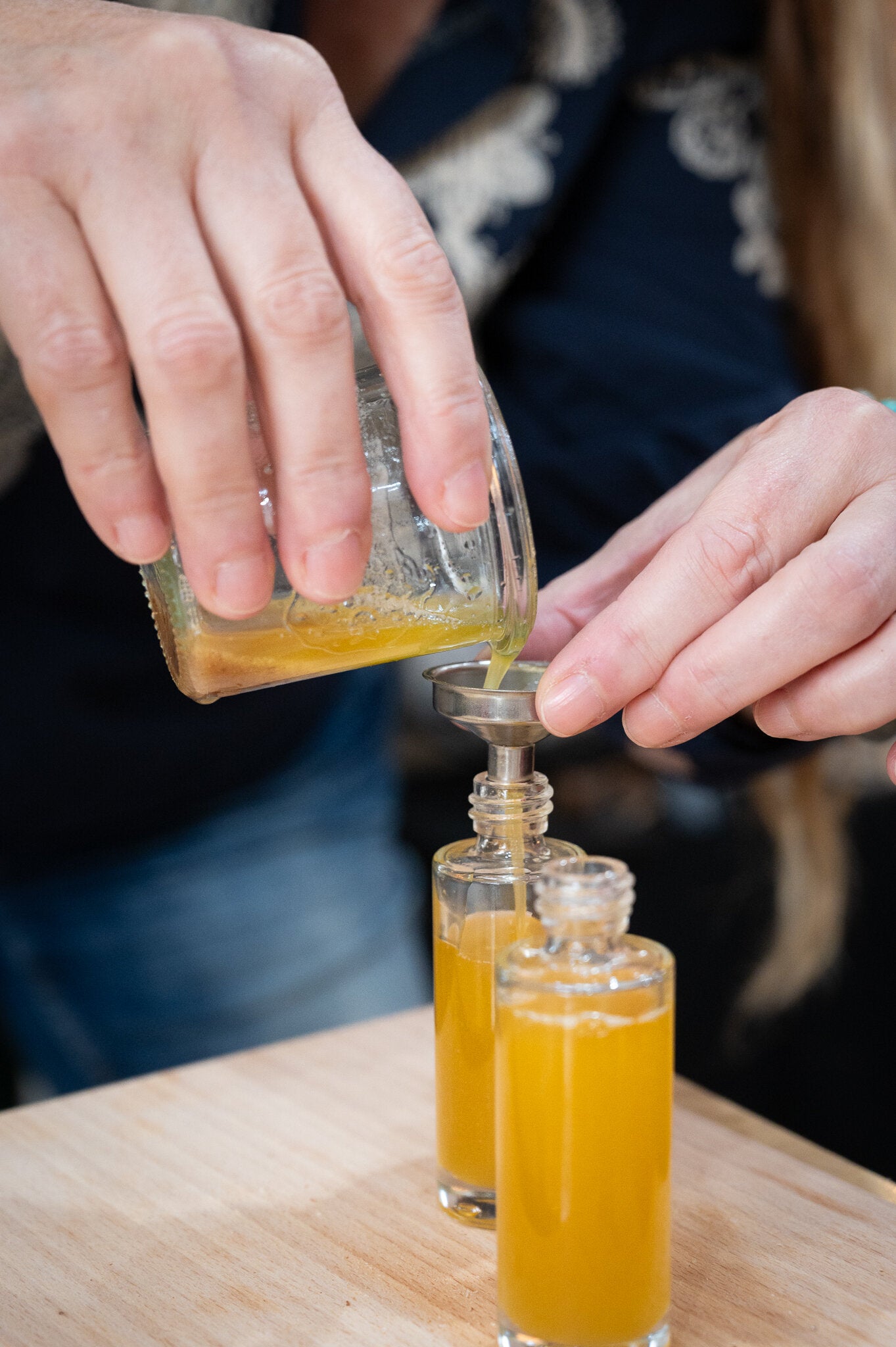 Atelier pressage d'huile d'amande pour les enfants